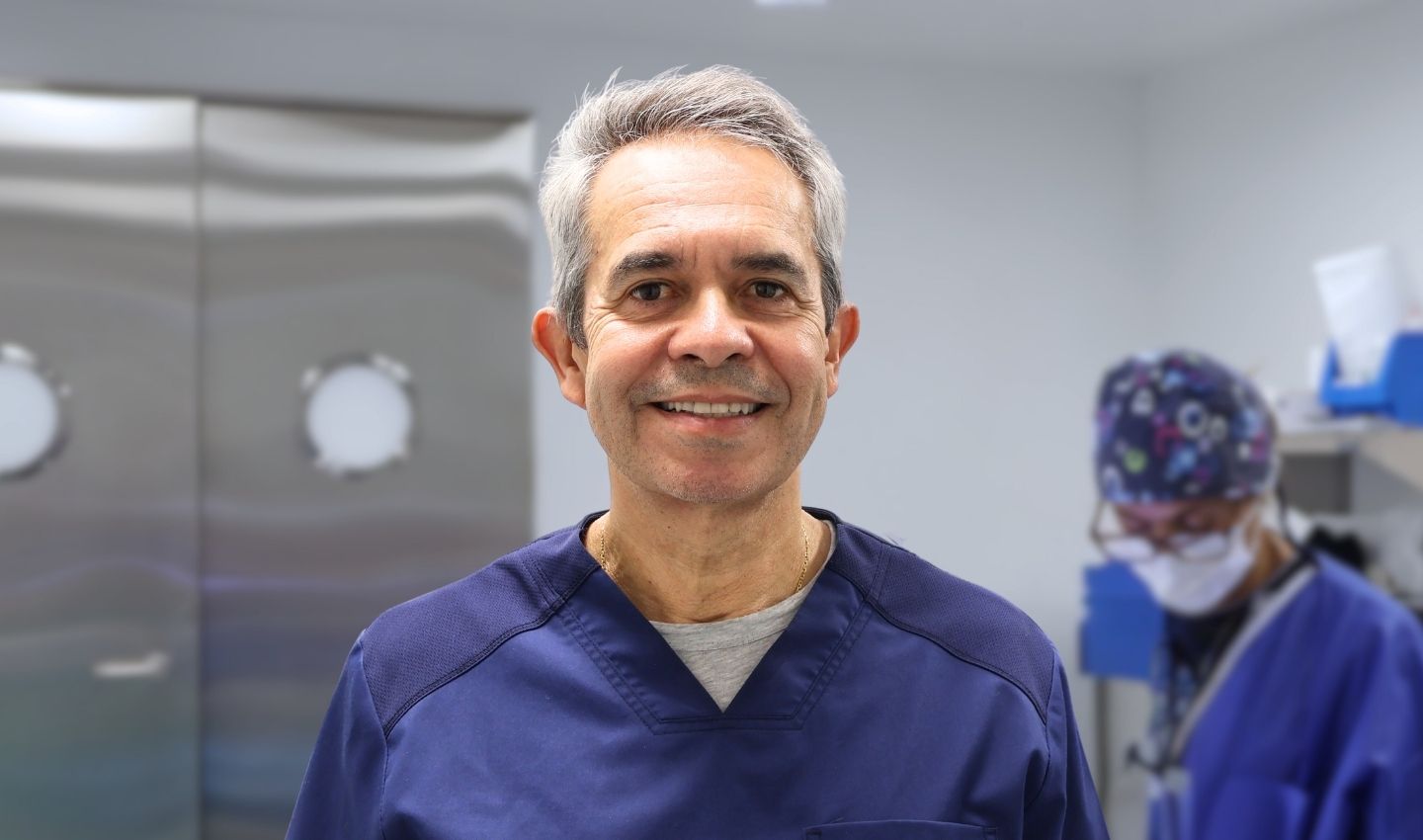 Dr francisco Jiménez Acosta Especialista Trasplante Capilar FUE pelo largo