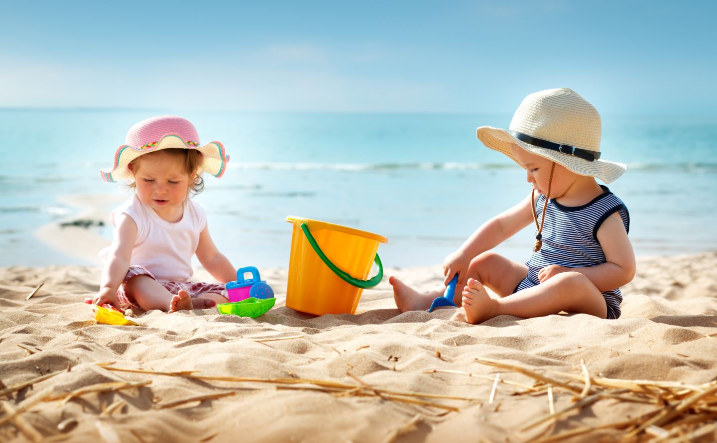Niños jugando en la playa
