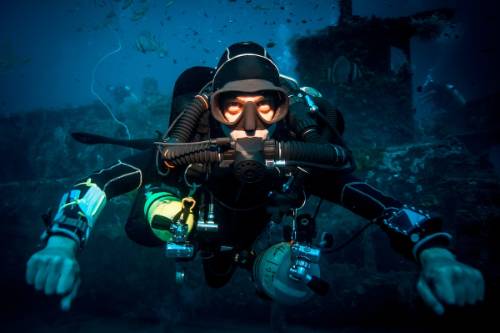 underwater-portrait-of-technical-diver-using-a-reb-2024-10-18-09-08-30-utc