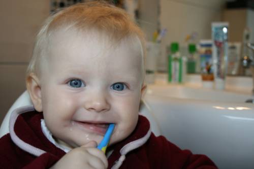 Niño cepillándose los dientes