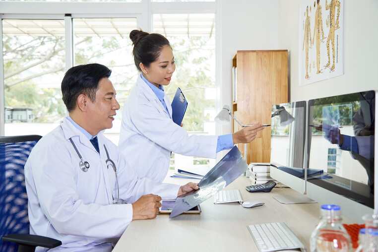doctor-helping-colleague-with-diagnostication-2021-08-30-02-11-09-utc-min (1)