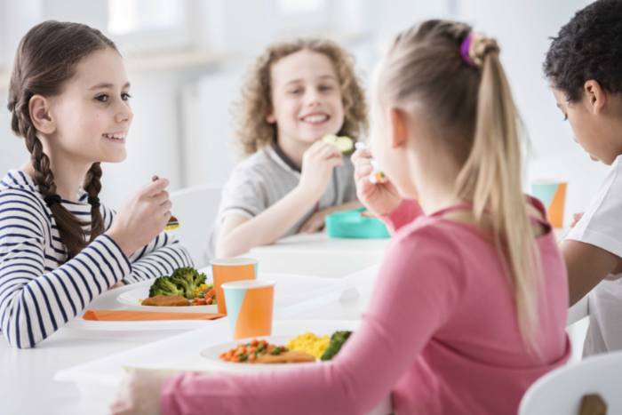 Niños_comiendo