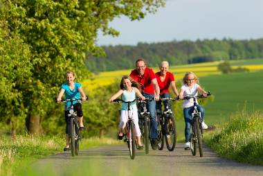 Familia en bicicleta