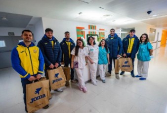 visita-jugadores-balonmano-caserio-hospital-quironsalud-toledo-Navidad-con-empleados_2