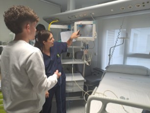 visita-alumnos-Atenea-hospital-Quirónsalud-Ciudad-Real-rea-pruebas