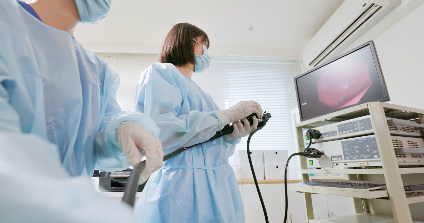 imagen de doctores organizando una colonoscopia