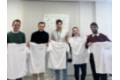 Empleados Quirónsalud Ciudad Real con camisetas del hospital para participar en la Carrera