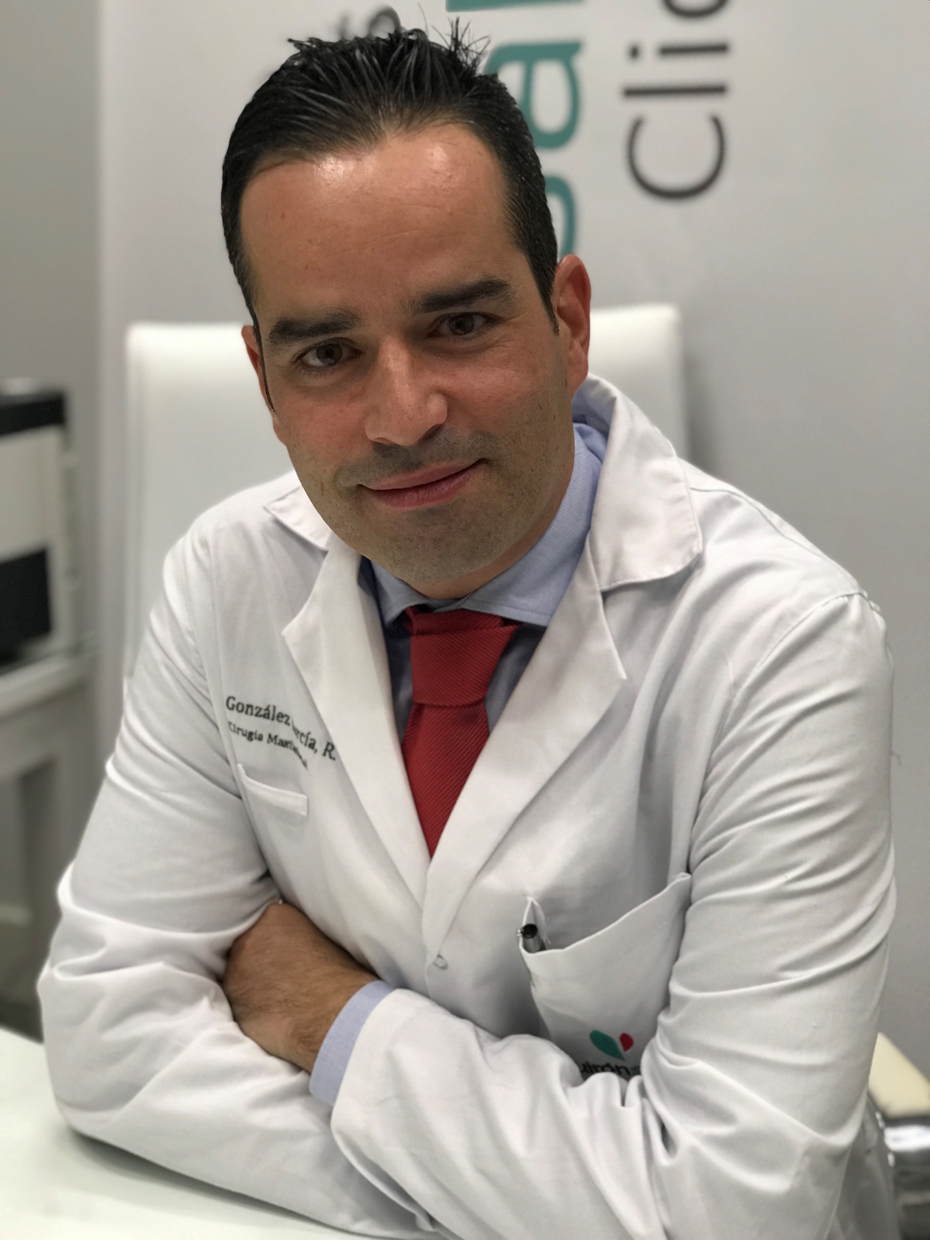 Dr. Raúl González García