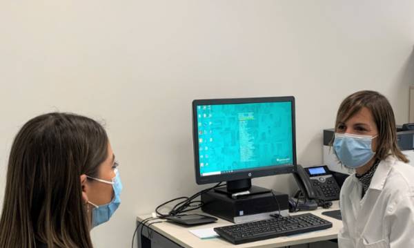 La doctora Esther Velasco con una paciente en consulta.