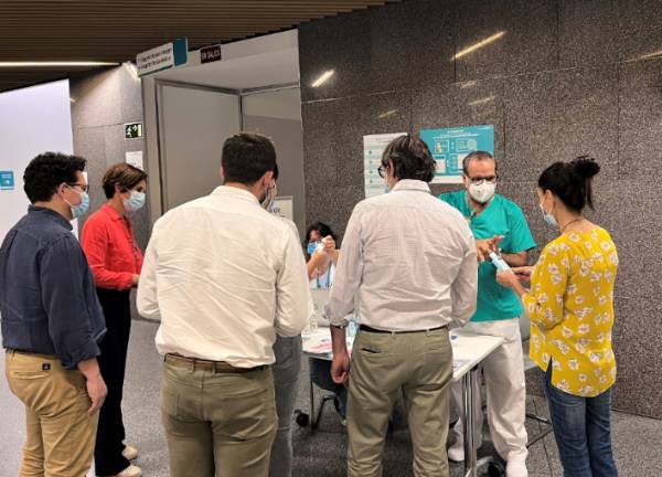 Profesionales del Hospital Quirónsalud Córdoba explican a pacientes y familiares cómo realizar una correcta higiene de manos.