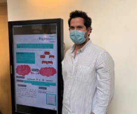 José Viso, supervisor de Enfermería del Área de Hospitalización, junto a su poster.