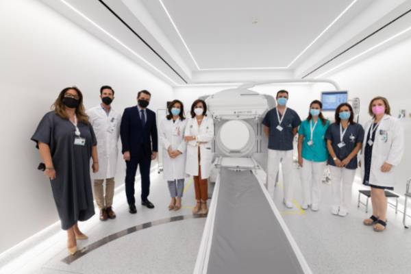 José María Bellido y Alexia Sánchez, junto al equipo del servicio de Medicina Nuclear.