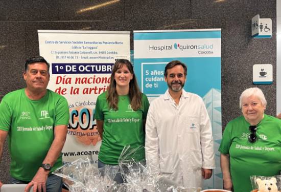 El doctor Romero junto a representantes de la asociación ACOARE.