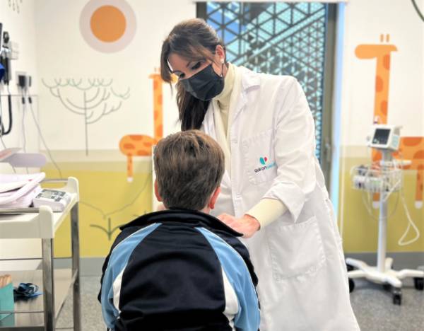 La doctora Victoria Jiménez con un paciente en consulta.