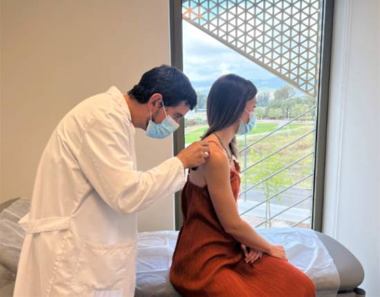 El doctor Valenzuela examina a una paciente en consulta.
