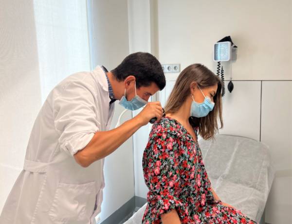 El doctor Ignacio Valenzuela realiza un reconocimiento a una paciente en consulta