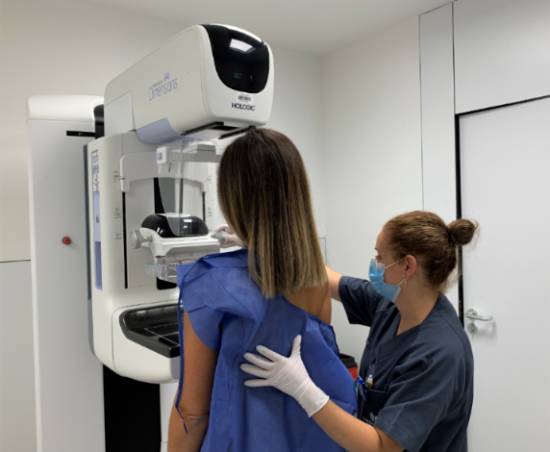 Una paciente durante la realización de una mamografía
