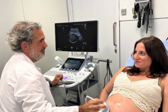 El doctor Sánchez Menor con una paciente en consulta.