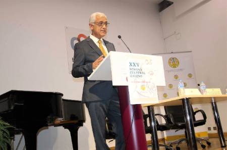 El doctor Álvarez Kindelán durante su conferencia en la apertura de la Semana Cultural Galeno.