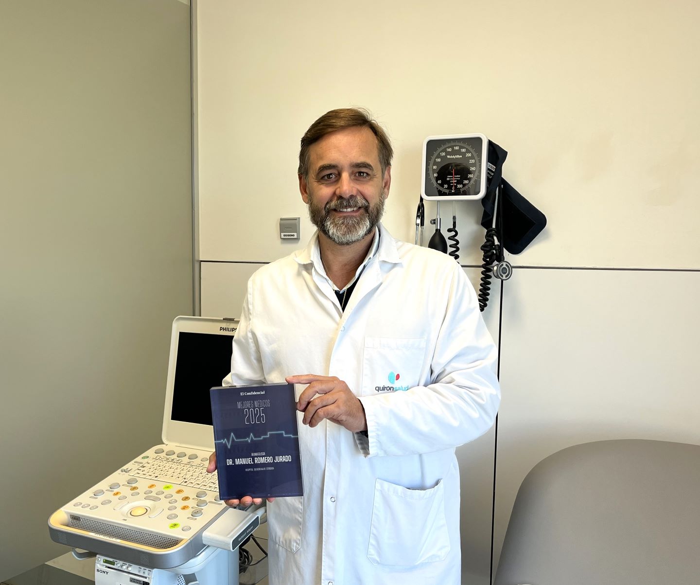 Foto doctor Romero premio El Confidencial 5 web
