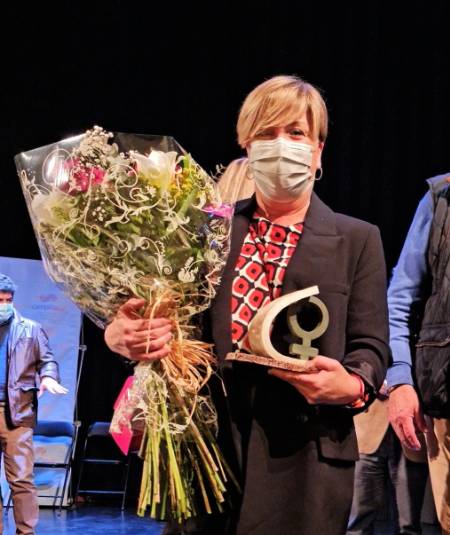 La doctora Quero recoge el premio concedido por su trayectoria a favor de la igualdad.