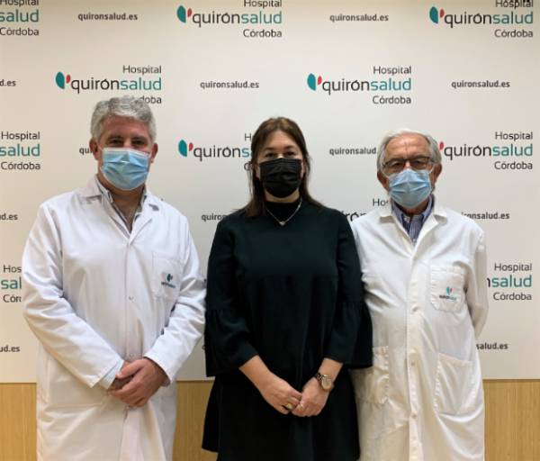 De izquierda a derecha, el doctor Palomares, Claudia Medina (presidenta de Adicor), y el doctor Gómez Vázquez.