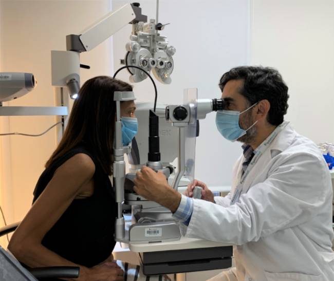 El doctor Giménez con una paciente en consulta.