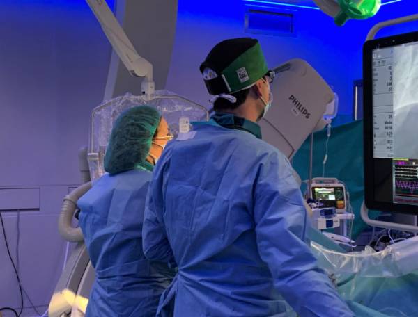 Los doctores Ojeda e Hidalgo, en la sala de hemodinámica.