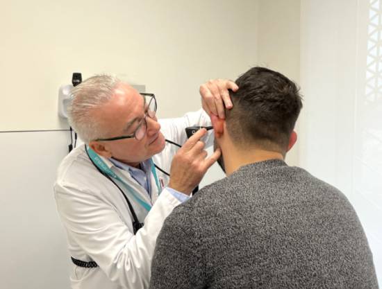 El doctor Francisco Sánchez examina a un paciente en consulta.