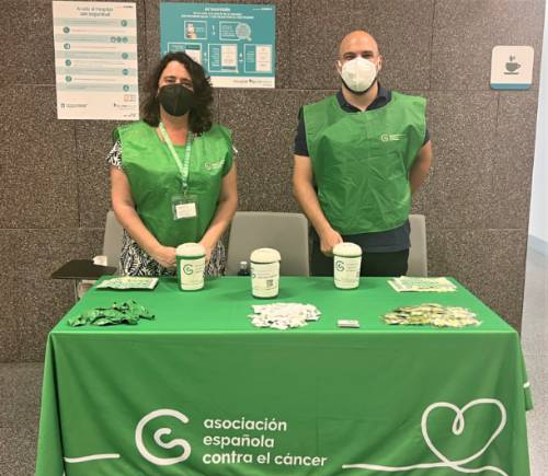 Voluntarios en la mesa de la AECC en el Hospital Quirónsalud Córdoba.