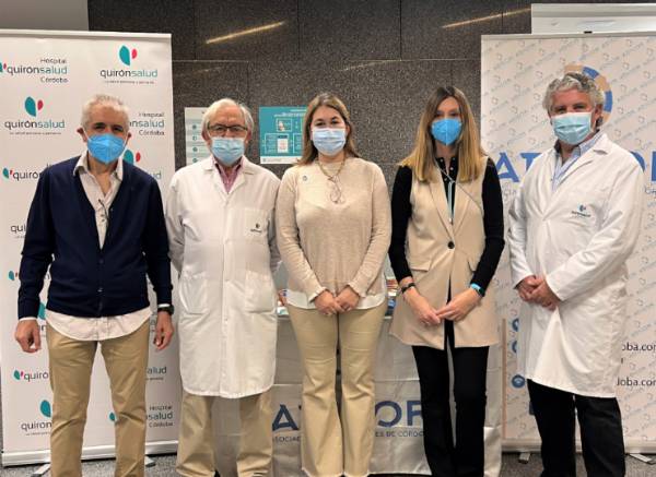 El doctor Gómez Vázquez (segundo por la izquierda) y el doctor Palomares junto a la presidenta de Adicor, Claudia Medina (en el centro), y otros representantes de la asociación.