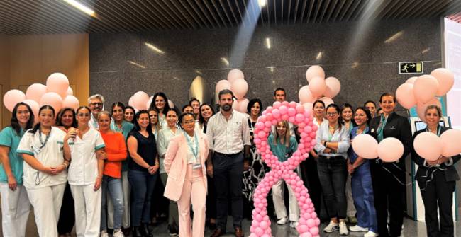 Profesionales del Hospital Quirónsalud Córdoba junto a los globos y lazo rosa.