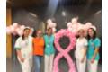 Profesionales del Hospital Quirónsalud Córdoba con los globos y lazo rosa conmemorativos del Día Internacional del Cáncer de Mama.