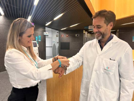 Profesionales y pacientes reciben pulseras conmemorativas del 5 aniversario.