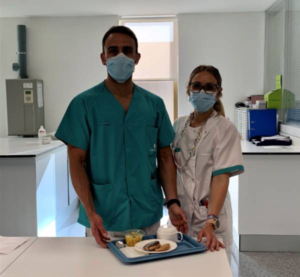 Profesionales de Enfermería del Hospital Quirónsalud Córdoba con la merienda de Semana Santa.