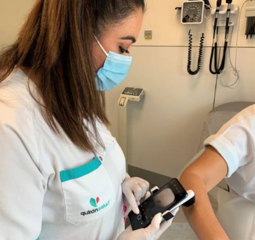 Toma de imagen de una lesión en la piel con un dermatoscopio.