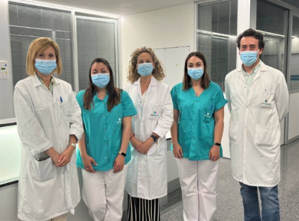 La doctora Serrano, en el centro, junto al resto de profesionales del servicio de Hematología y Hemoterapia.