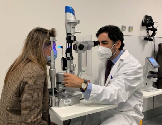 El doctor Giménez realiza una revisión a una paciente en consulta.