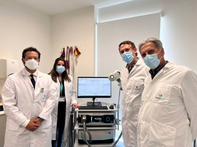 De izquierda a derecha, los doctores Orozco, Gutiérrez, Alcalá, y De Luna junto al dispositivo de estimulación magnética transcraneal.