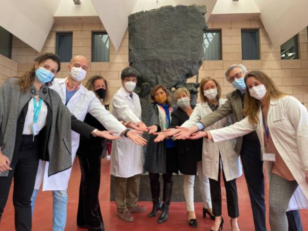 Autoridades y responsables sanitarios de los hospitales Reina Sofía y Quirónsalud Córdoba, junto al monumento al donante.