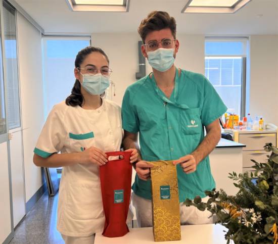 Profesionales del Hospital Quirónsalud Córdoba con el regalo para los pacientes ingresados.
