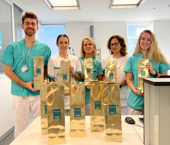 Profesionales del Hospital Quirónsalud Córdoba con el obsequio para los pacientes ingresados.