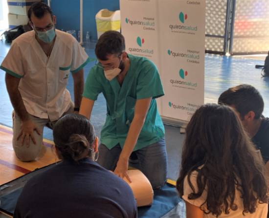 Profesionales del Hospital Quirónsalud Córdoba en el IES Fidiana.