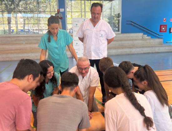 Profesionales del Hospital Quirónsalud Córdoba en el IES Fidiana.