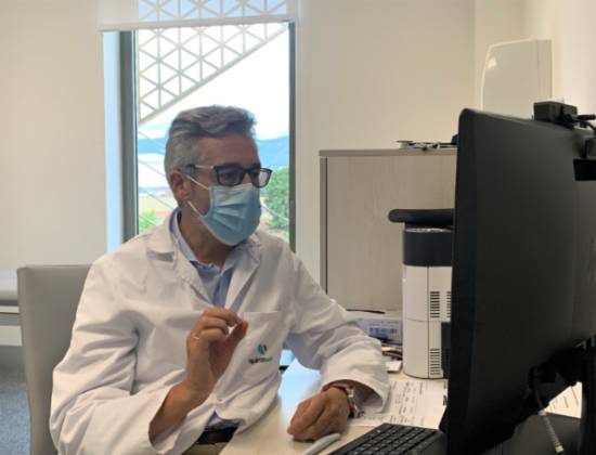 El doctor Rafael Cuenca responde a las preguntas de los alumnos.