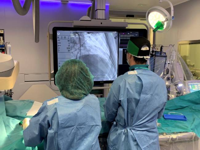 Los doctores Ojeda e Hidalgo, en la sala de hemodinámica.