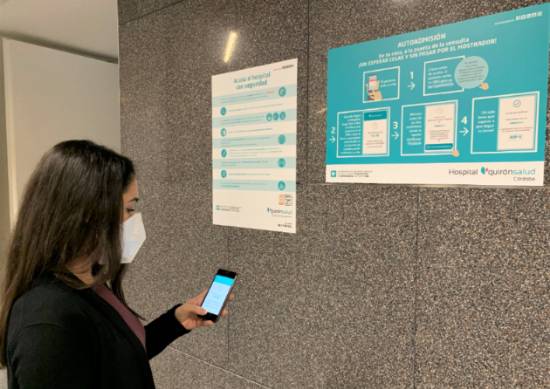 Una paciente consulta su cita a través del sistema de auto admisión