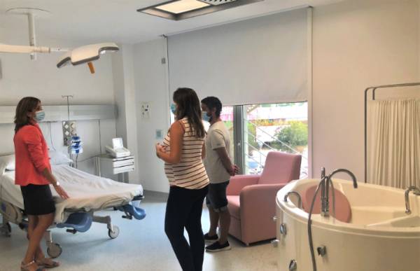 Unos futuros padres en uno de los paritorios del hospital.