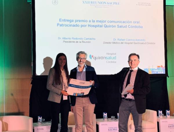 El doctor Cuenca entrega el premio la la doctora Moreno, junto al doctor Redondo.