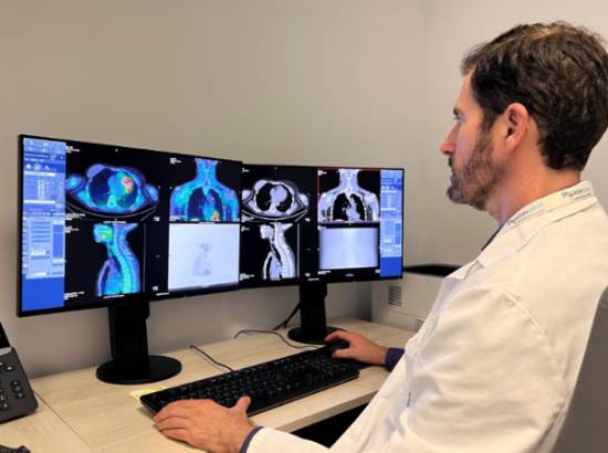 El doctor Contreras estudia imágenes obtenidas con la técnica SPECT-TAC.